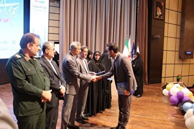 تقدیر از حاتم شکری مدیر صندوق استان در دومین رویداد اهداء جایزه ملی جوانی جمعیت