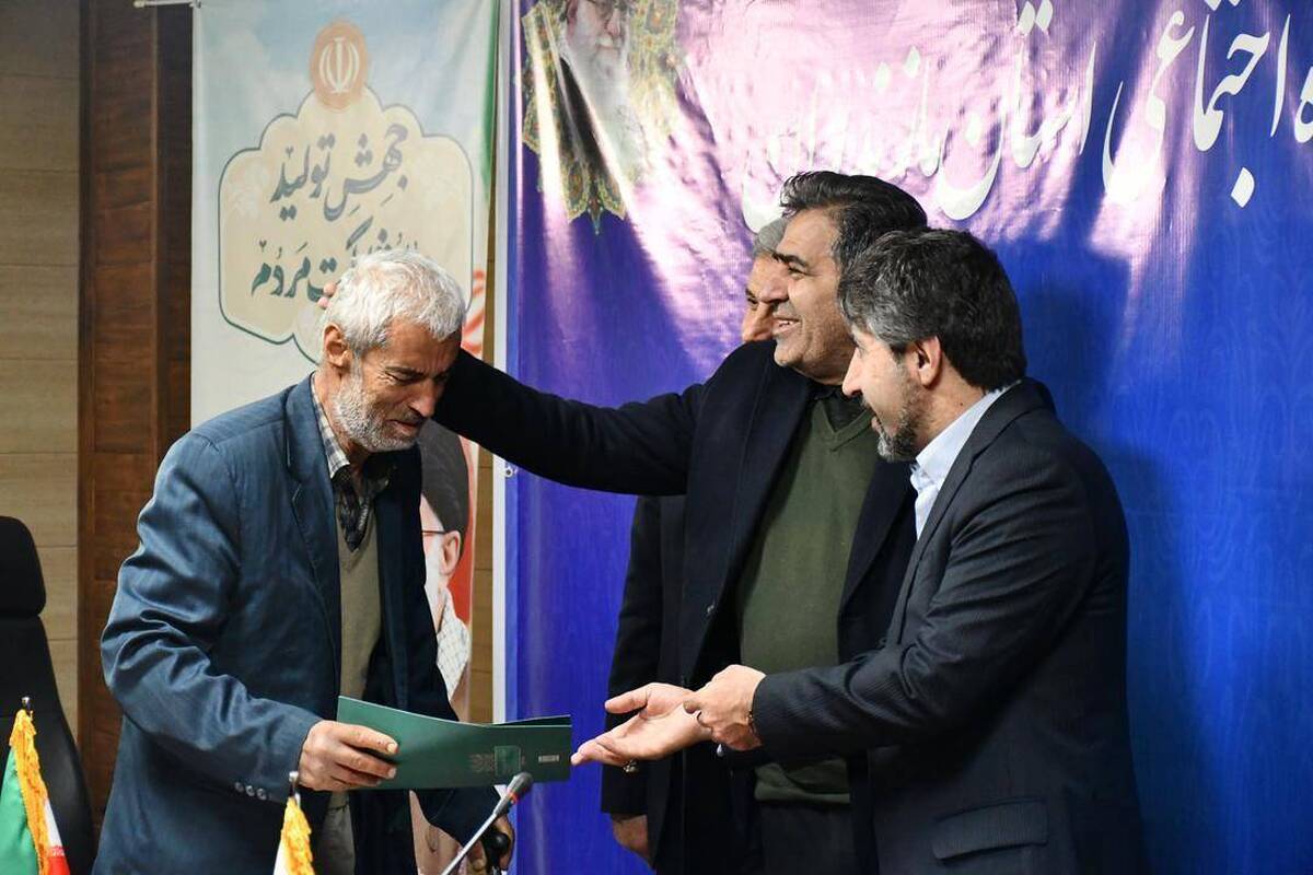 در راستای ارتقای خدمات بیمه‌ای به کشاورزان، روستاییان و عشایر و بررسی وضعیت بیمه‌گذاران در استان مازندران، حامد قادرمرزی به همراه حمید مدنی معاون بیمه ای و هماهنگی امور استانها و فقانی معاون توسعه مدیریت و برنامه ریزی و نیز جمعی از مدیران صندوق، پنجشنبه 9 اسفند 1403 به این استان سفر کرد.