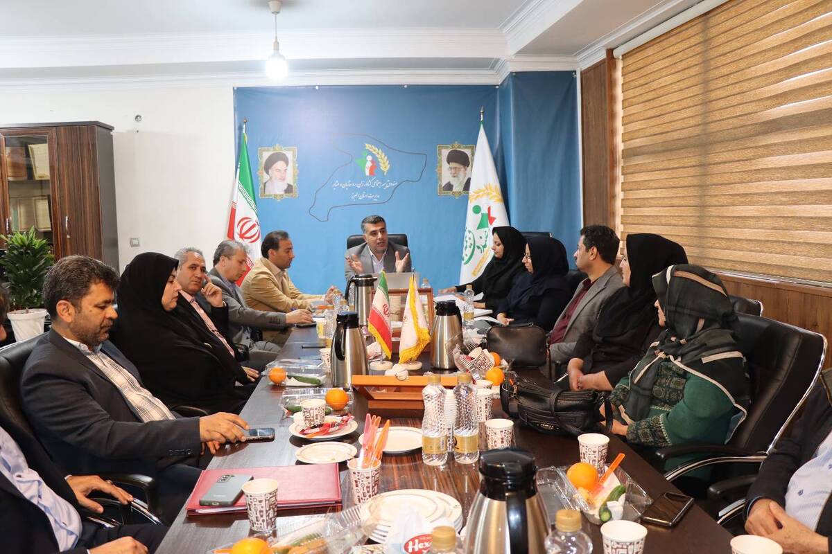 نشستی با حضور فواد محمدی  مدیر صندوق استان البرز، کارشناسان مدیریت استان و جمعی از کارگزاران در محل دفتر مدیریت استان با موضوع بررسی عملکرد سال گذشته در زمینه تحقق سهمیه تکلیفی هر کارگزاری و همچنین تشریح و تبیین برنامه ها و سیاست های پیش رو برای تحقق اهداف صندوق در سال جاری برگزار گردید.
