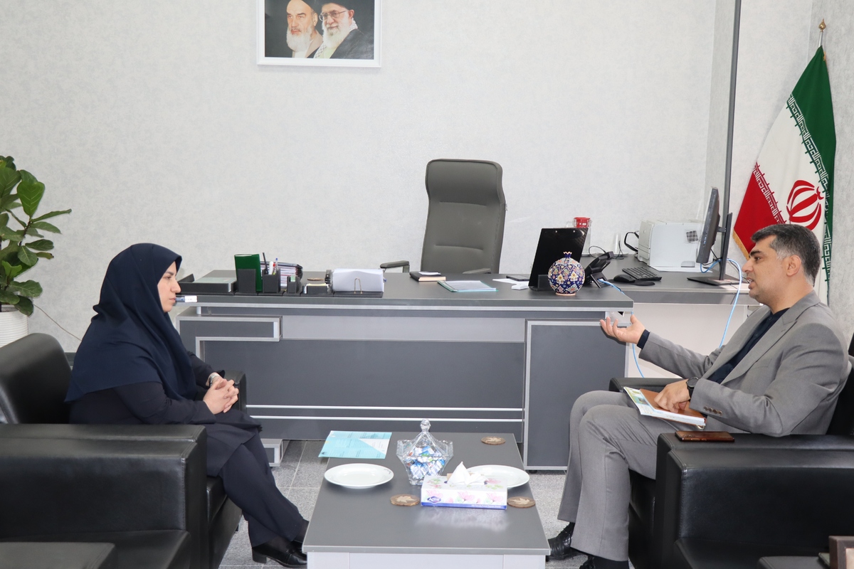 سرپرست ادراه کل دفتر روستایی و شوراهای استانداری البرز در نشست با مدیر صندوق استان گفت: خدمات صندوق یکی از خدمات ارزشمند نظام مقدس جمهوری اسلامی ایران است و کمک شایانی به توسعه جامعه روستایی می کند.