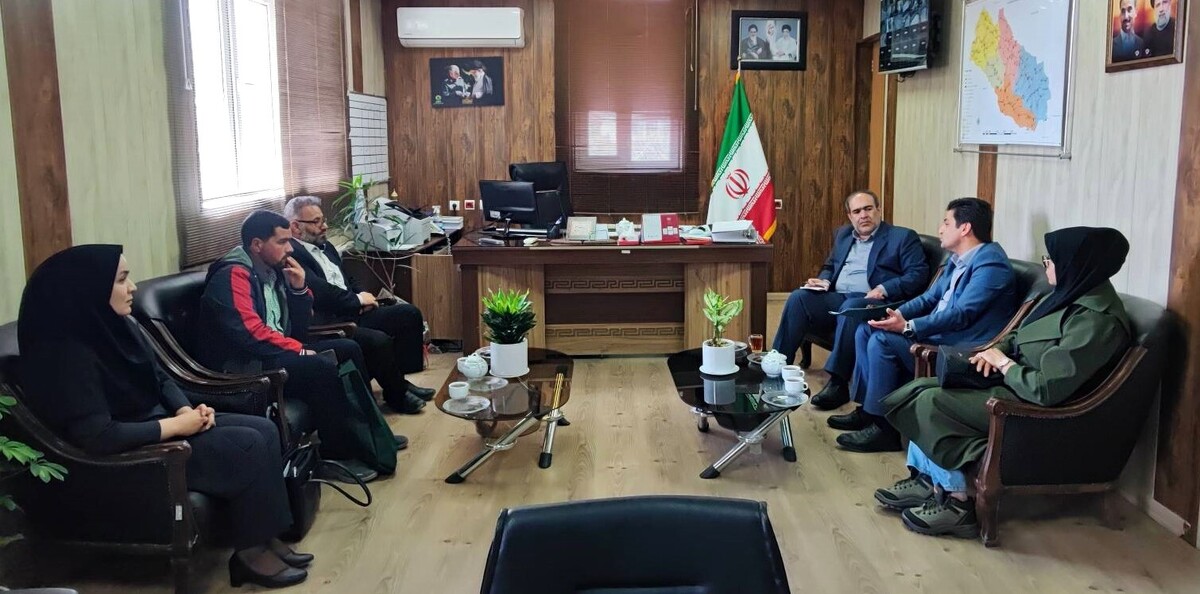 مدیر صندوق استان قزوین با فرماندار شهرستان آوج دیدار و درباره ظرفیت‌ها و مزایای این بیمه گفتگو کرد.