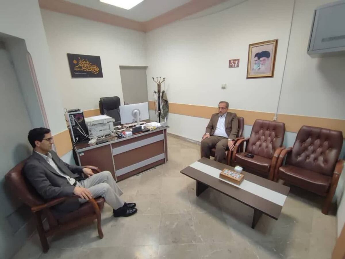 مدیر صندوق استان کرمانشاه در نشستی با مدیرکل روابط عمومی استانداری کرمانشاه استفاده از ظرفیت اطلاع رسانی استانداری در راستای ترویج خدمات و مزایای صندوق را مورد بحث و بررسی قرار داد.