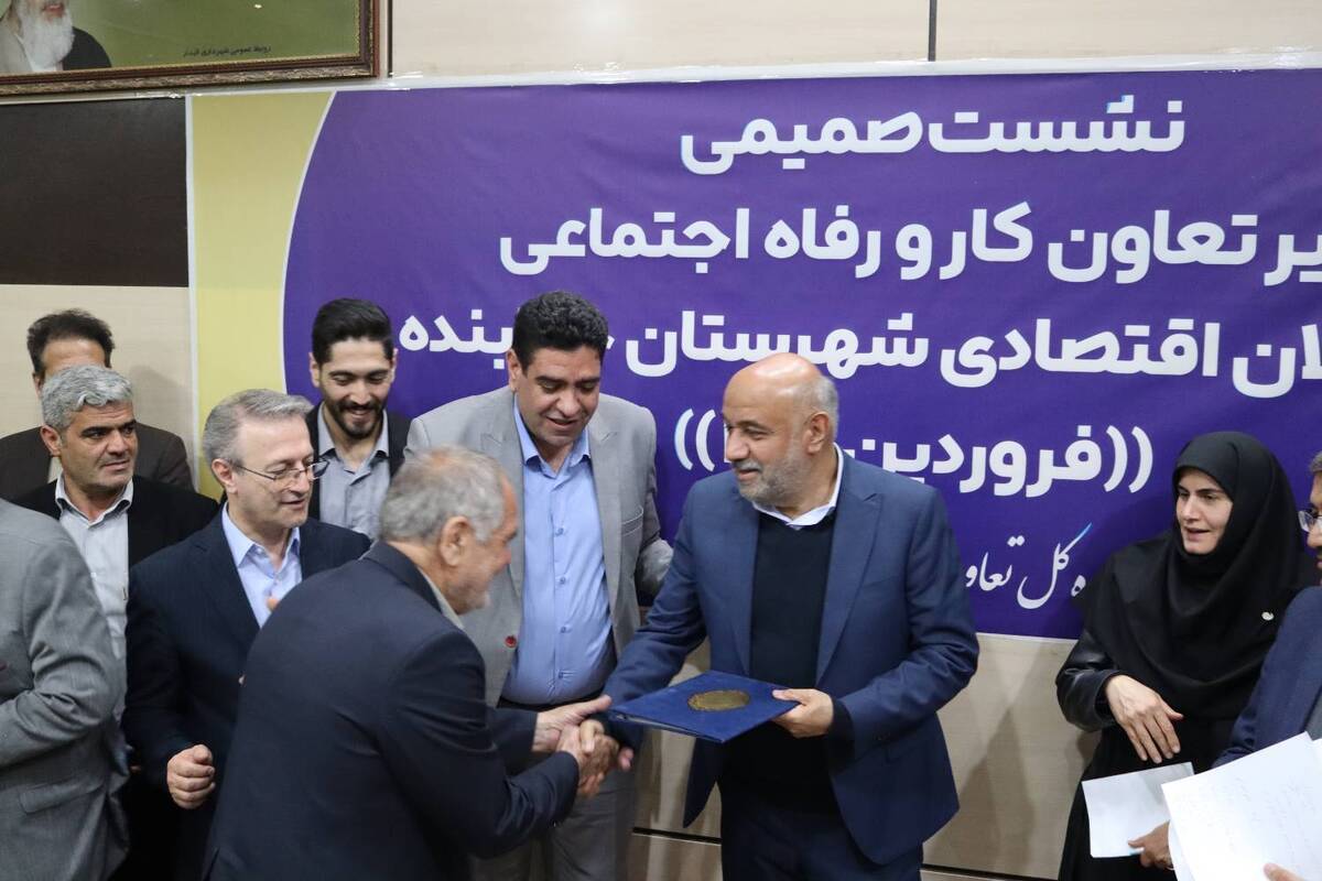 احکام بیمه رایگان مادر دارای سه فرزند و دو بازنشسته صندوق در سفر وزیر تعاون، کار و رفاه اجتماعی به استان زنجان تقدیم شد.