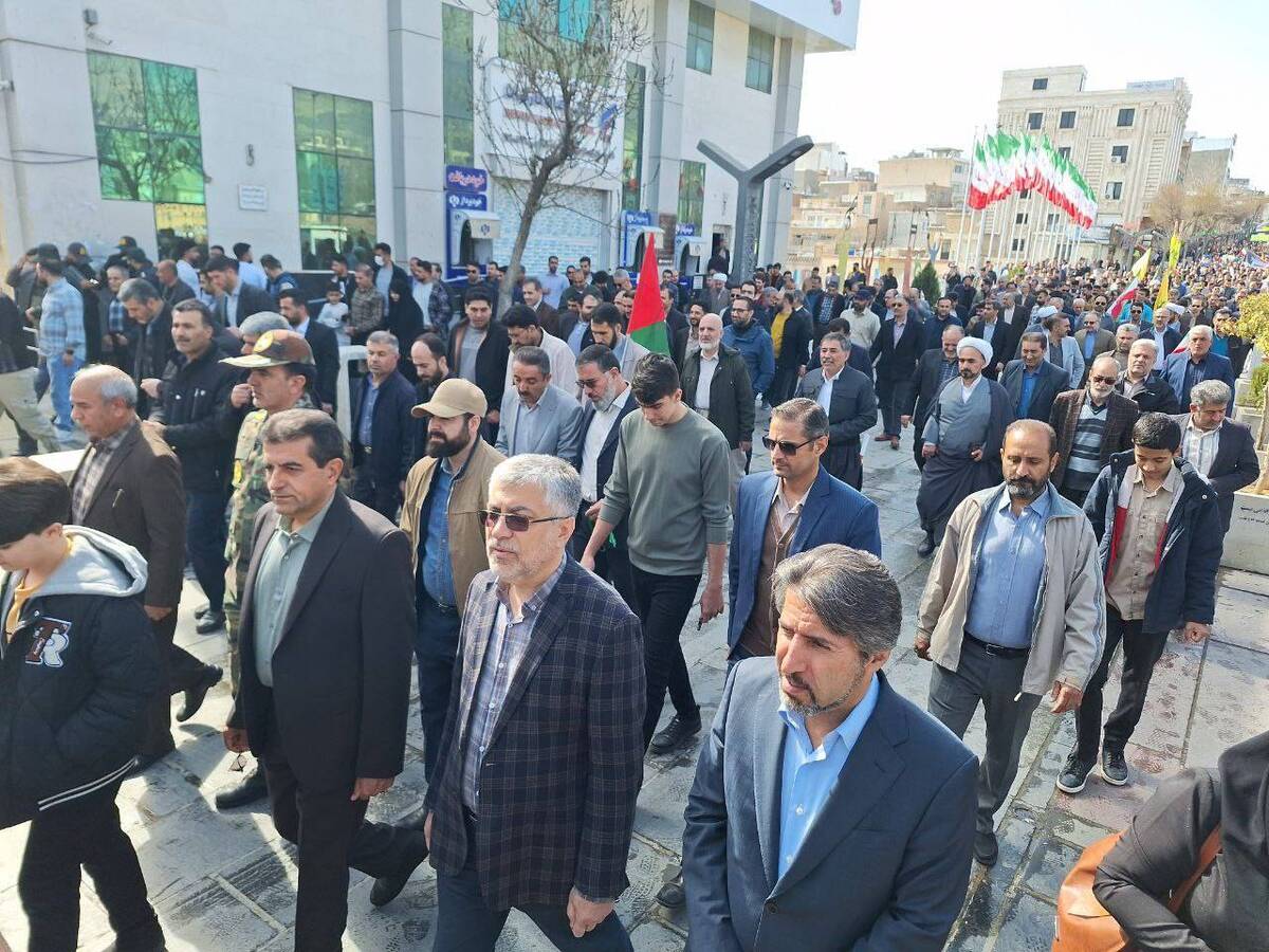 دکتر حامد قادرمرزی، مدیرعامل صندوق، به همراه اعضای شورای هماهنگی وزارت تعاون، کار و رفاه اجتماعی استان کردستان، در جمع راهپیمایان مراسم روز قدس در شهر سنندج حاضر شد.