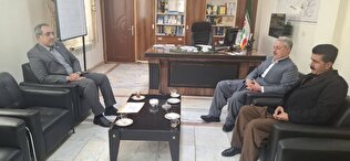 سجاد پرسته مدیر صندوق استان کرمانشاه با فرماندار شهرستان جوانرود