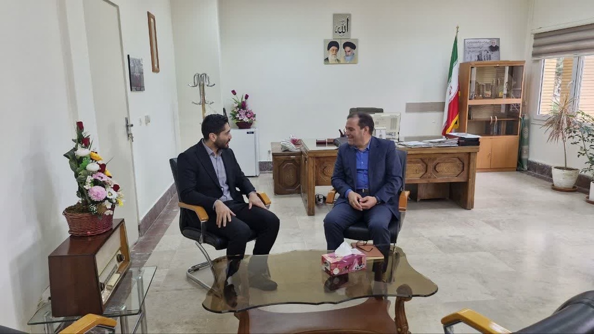 به مناسبت روز منابع انسانی، سعید قنبری، مدیر صندوق استان زنجان، با حسن لطفی، معاون توسعه مدیریت و منابع انسانی استانداری زنجان، در دفتر این معاونت دیدار و گفت‌وگو کرد.