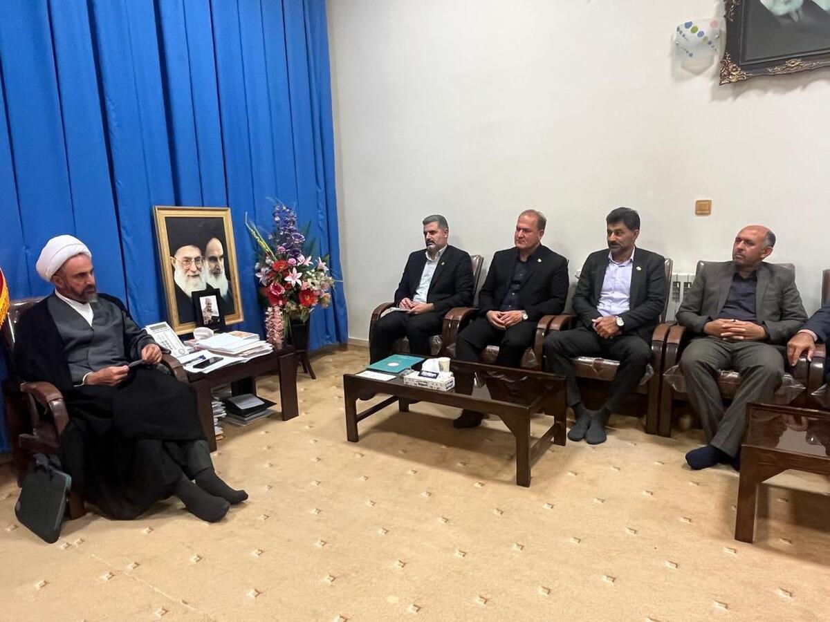 تعداد 2000 از مستمری بگیران استان از تسهیلات قرض الحسنه به مبلغ چهل میلیارد ریال برخوردار شده اند.