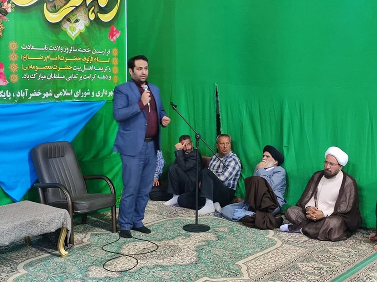 مدیر صندوق استان یزد در جشن میلاد امام رضا(ع) روستای خضرآباد به نقش حیاتی بیمه اجتماعی در بهبود امنیت معیشتی روستائیان تاکید کرد.