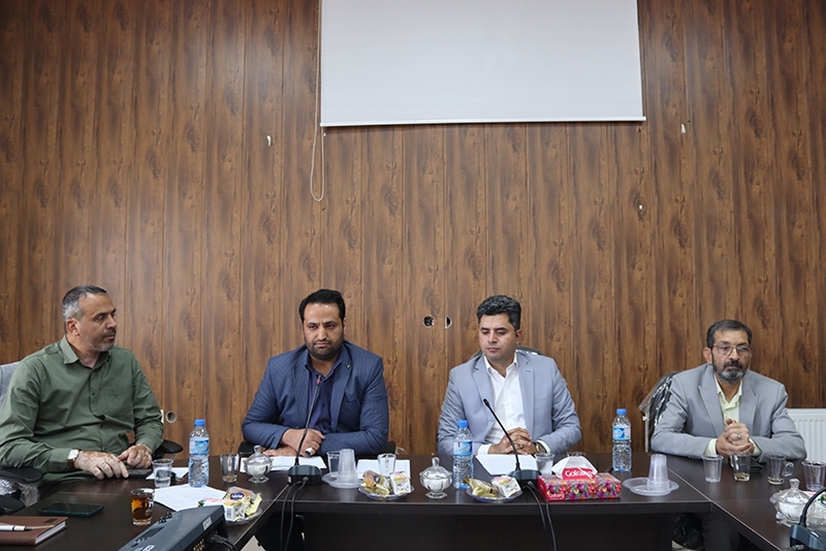 نشست هم اندیشی با حضور مدیرصندوق بیمه استان، سرپرست بخشداری، دهیاران و اعضای شوراهای اسلامی در بخشداری گاریزات با هدف تقویت تعامل بین دستگاه‌های اجرایی و تشویق اهالی روستاها برای بهره‌مندی از خدمات بیمه اجتماعی برگزار شد.