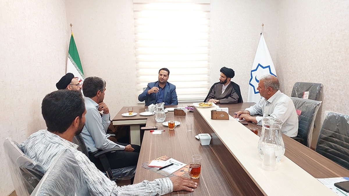 مدیرصندوق بیمه استان یزد در نشست با دهیاران و شوراهای اسلامی دهستان بهادران بر اهمیت بیمه اجتماعی و اطلاع رسانی موثر به جامعه هدف تاکید کرد.