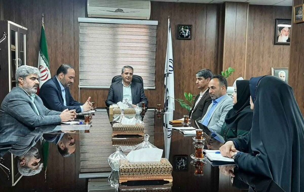 محسن رشیدی اقدم مدیر صندوق استان تهران با علی محمد اسلامی فرماندار قرچک دیدار و گفت‌و‌گو کرد.