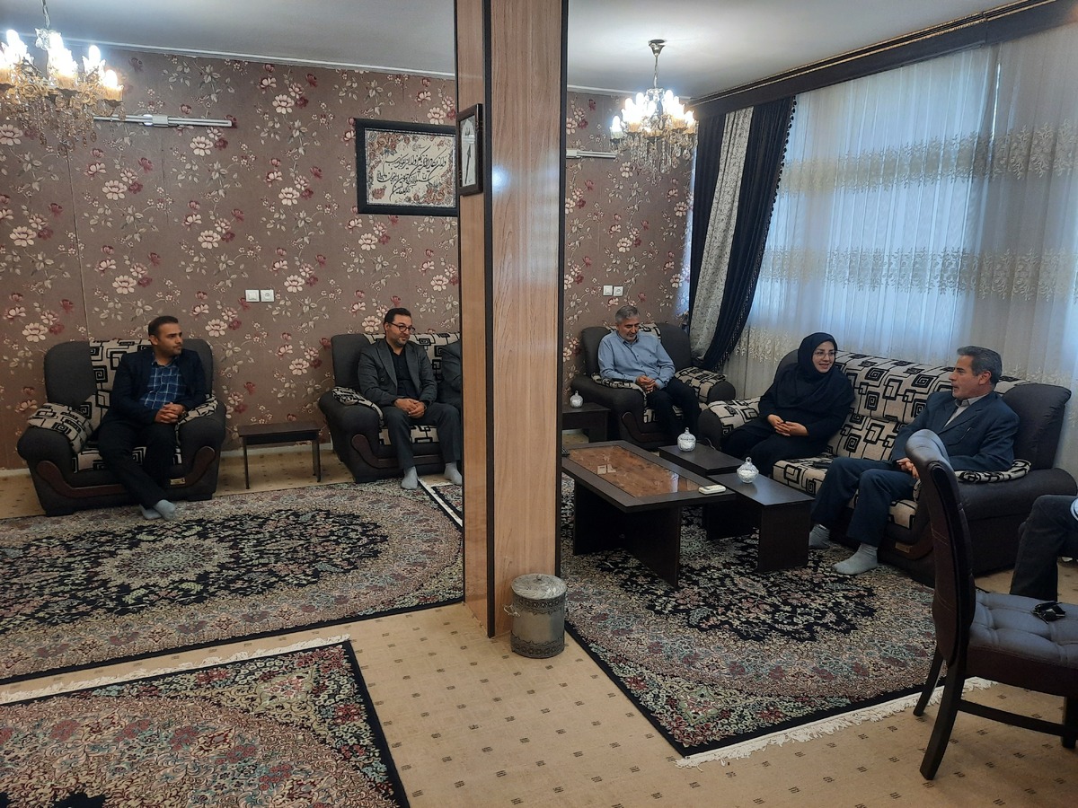 سرپرست صندوق استان مرکزی با نماینده مردم شریف شهرستان شازند در مجلس شورای اسلامی دیدار و گفتگو کرد.