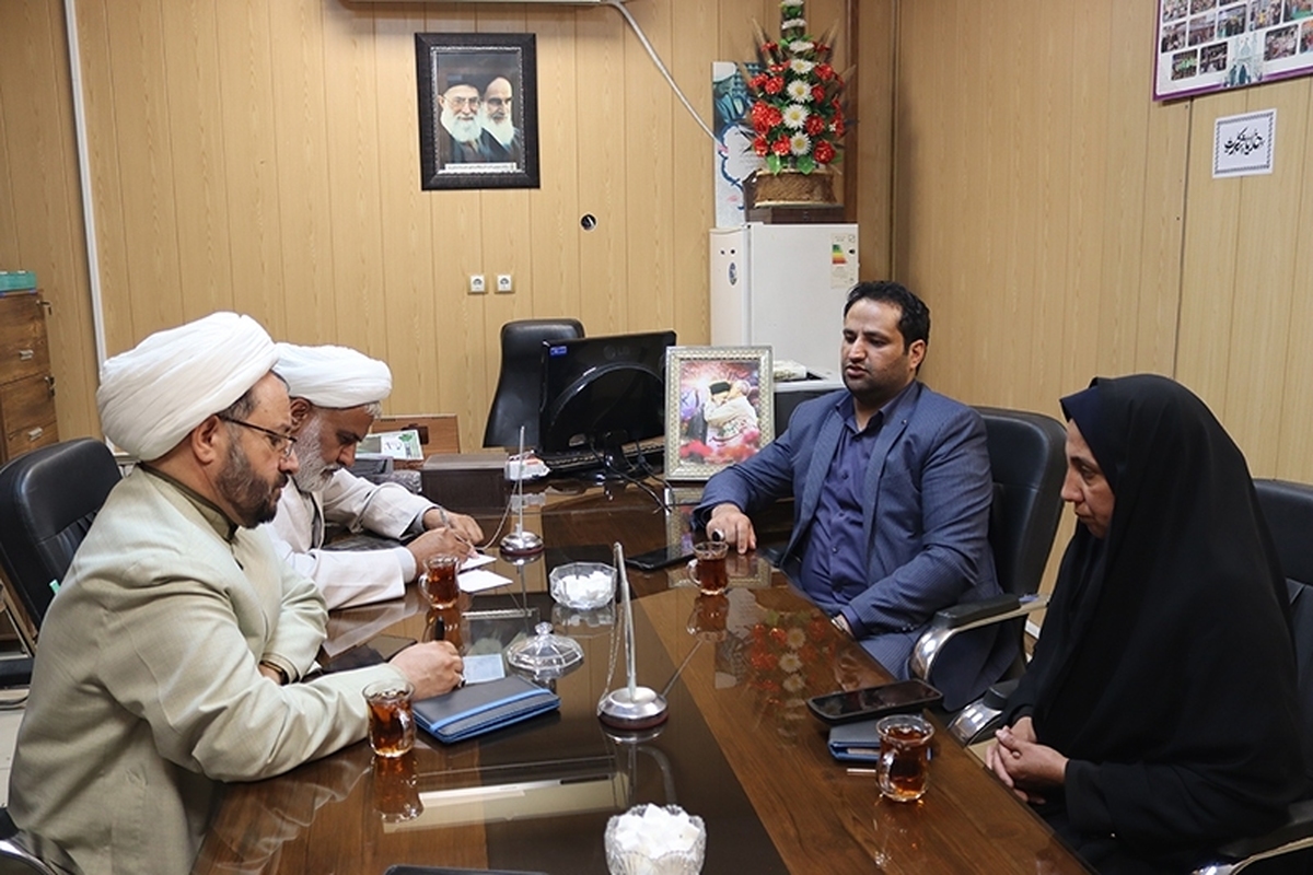 در نشست مدیر صندوق بیمه استان با مدیرکل اوقاف و امور خیریه استان یزد، به تشریح خدمات و مزایای صندوق برای خادمان امامزادگان و اقشار فاقد بیمه در روستاها و شهرهای کوچک جهت عضویت در صندوق تاکید شد.