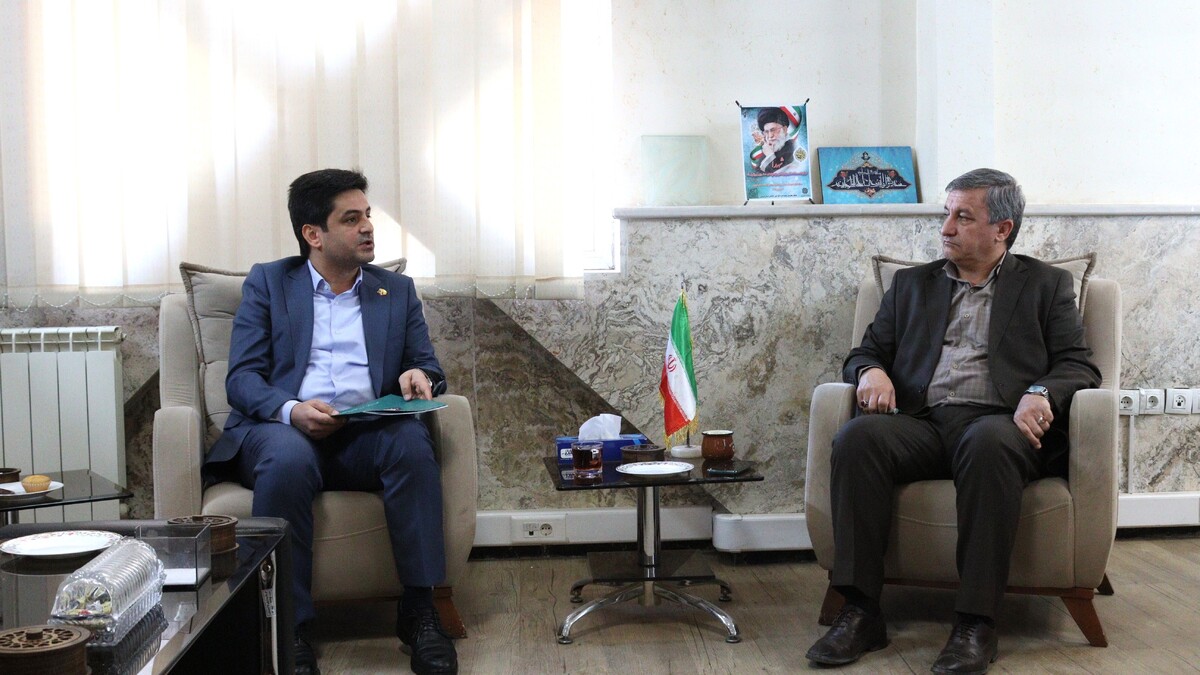 فرماندار شهرستان تاکستان، با تأکید بر اهمیت بیمه اجتماعی، اظهار داشت: بخشداران شهرستان، خدمات بیمه اجتماعی را برای دهیاران شرح دهند.