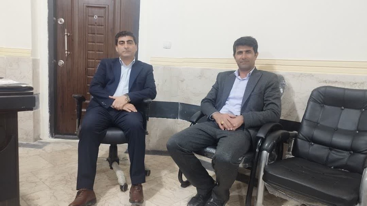 مدیر صندوق بیمه اجتماعی استان در دیدار با فرماندار شهرستان لنده، به منظور ترویج فرهنگ بیمه‌ای و معرفی خدمات گسترده صندوق به روستائیان و عشایر، راهکارهای توسعه همکاری و حمایت از این قشر زحمتکش را بررسی و تبادل نظر کردند.