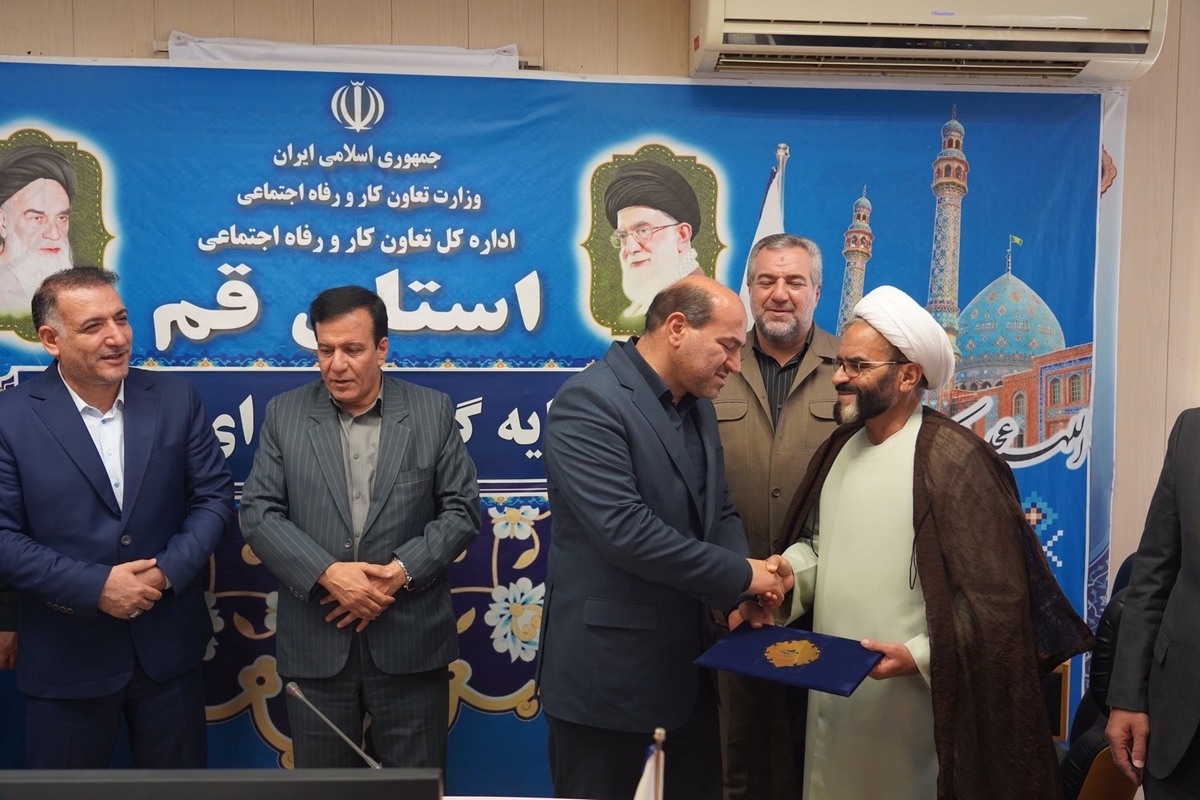 با حضور مهرزاد اکبرپور معاون امور بیمه ای و هماهنگی امور استان های صندوق، عباس شیرمحمدی مدیرکل اقتصادی استانداردی قم، علی آشتاب مدیرکل اداره کل تعاون، کار و رفاه اجتماعی استان قم، مدیران شورای هماهنگی استان، مراسم تکریم رحیم اهرمی و معارفه حسینعلی یزدان دوست سرپرست جدید صندوق استان قم برگزار شد.