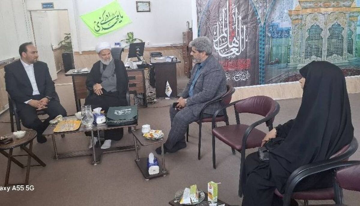 محسن رشیدی اقدم مدیر صندوق استان تهران با حجت‌الاسلام والمسلمین خداپرست امام جمعه شریف آباد پاکدشت دیدار و گفت‌و‌گو کرد.