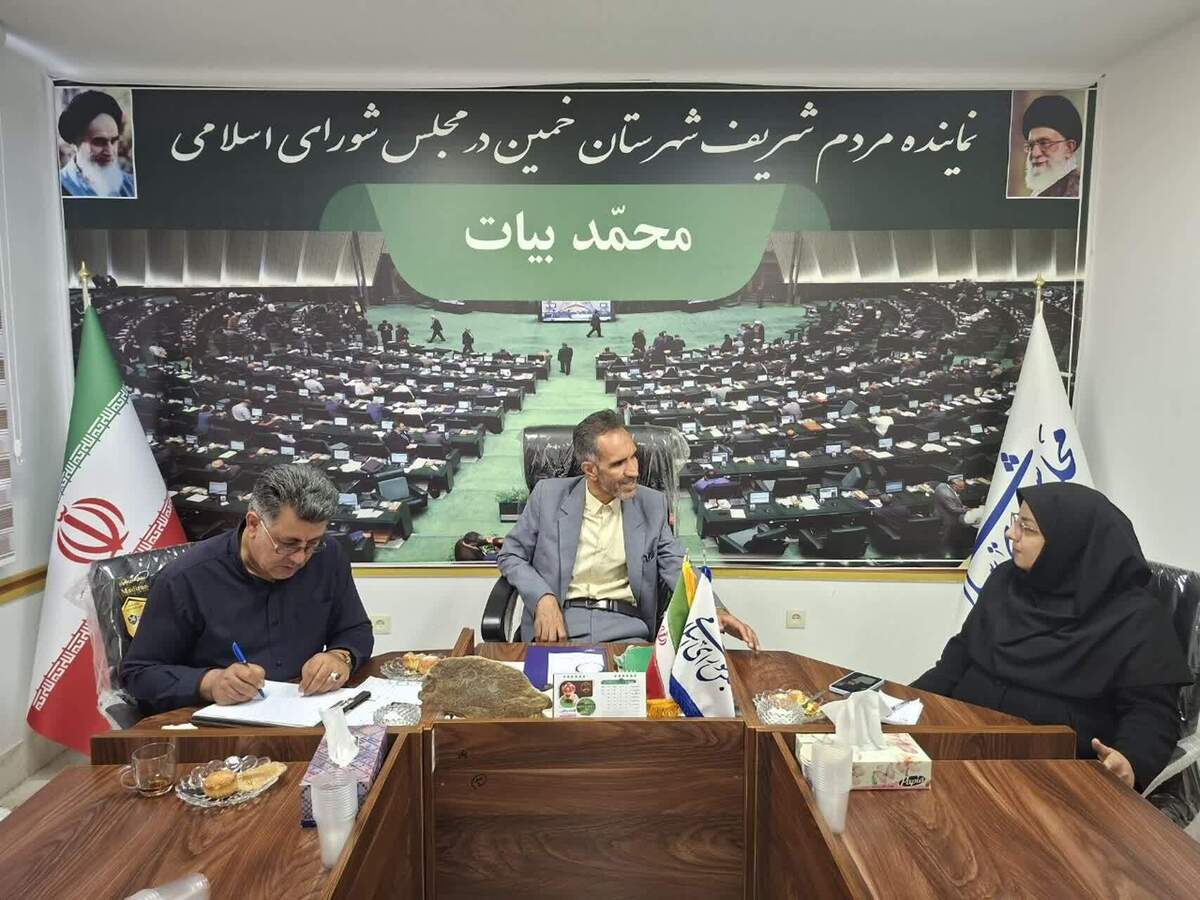 فرزانه رحمتی سرپرست صندوق استان مرکزی با حضور در دفتر محمد بیات نماینده مردم شهرستان خمین در مجلس، در خصوص شرایط عضویت این صندوق و وضعیت بیمه شدگان در سطح شهرستان خمین با وی به گفتگو پرداخت.