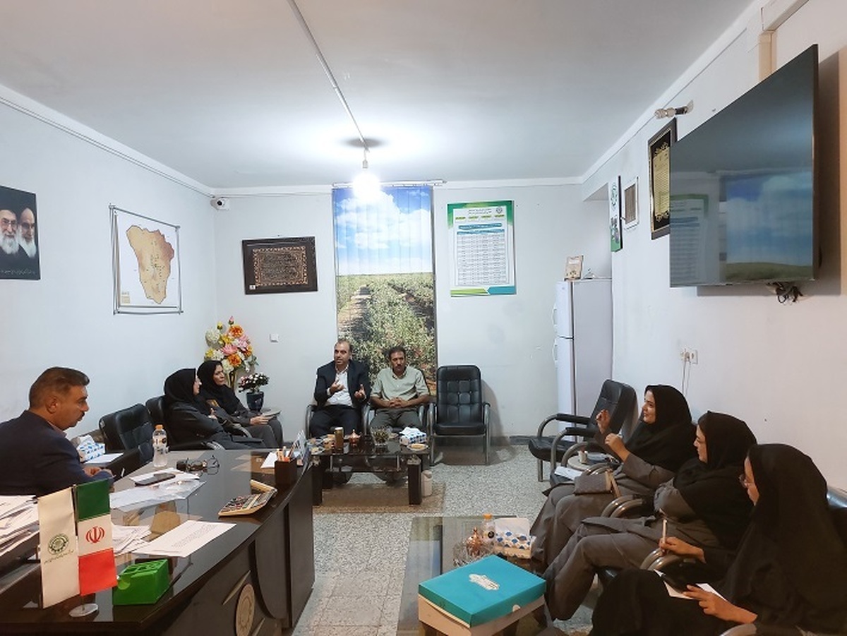 نشست مشورتی و بررسی عملکرد کارگزاران شهرستان سیرجان با حضور مدیر صندوق استان، مدیر عامل اتحادیه شرکت های تعاونی تولید و مدیران موسسات کارگزاری برگزار شد.