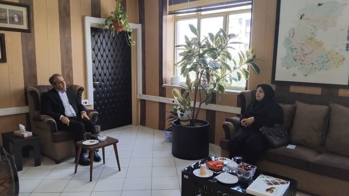 نحوه ارتباط و همکاری موثر صندوق استان با بخشداران و دهیاران مورد بحث و بررسی قرار گرفت.