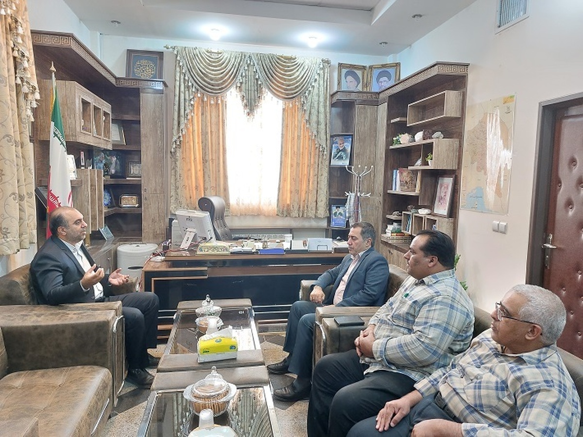 در نشست مدیر صندوق استان با فرماندار شهرستان راور بر ضرورت همکاری هرچه بیشتر بخشداران، دهیاران و شوراهای اسلامی در خصوص فرهنگ سازی بیمه اجتماعی تأکید شد.