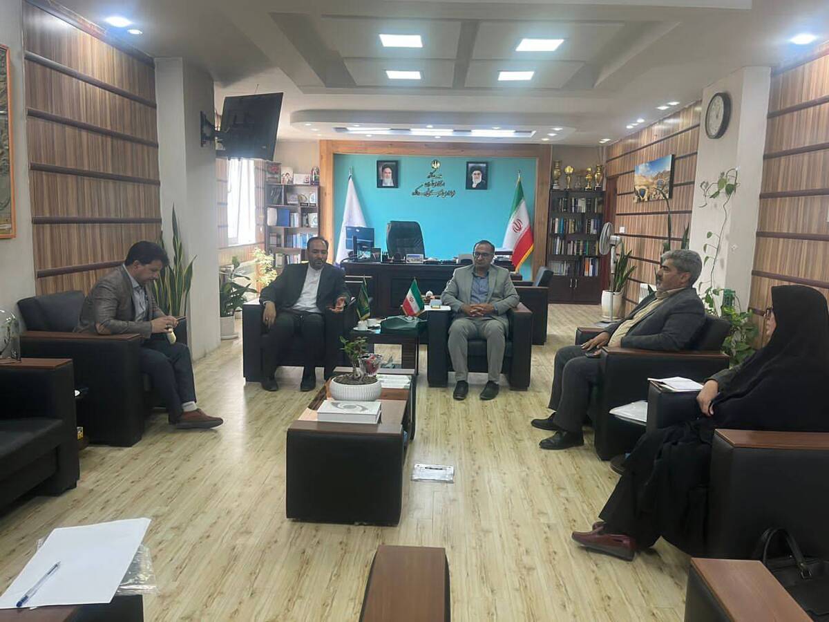 محسن رشیدی اقدم مدیر صندوق استان تهران با ابوالفضل زمانی نژاد فرماندار شهرستان فیروزکوه، مینا فرمانبردار بخشدار بخش مرکزی و نیز احمد میر بخشدار ارجمند دیدار و گفت‌و‌گو کرد.