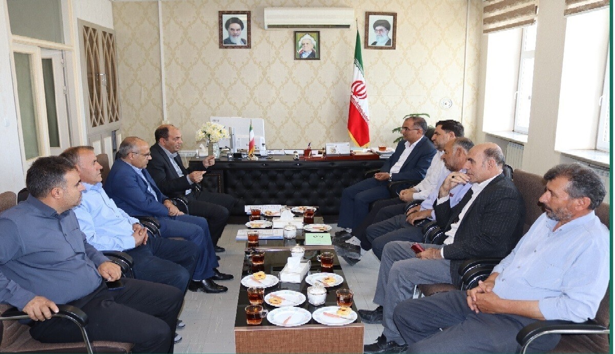 امین بلالی مدیرکل صندوق استان به همراه کارگزاران شهرستان بناب با فرماندار شهرستان دیدار و گفتگو کرد.