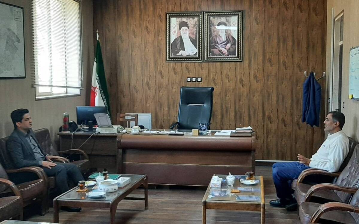 مدیر صندوق استان قزوین به منظور تبیین خدمات بیمه اجتماعی و گسترش پوشش بیمه ای بخش رامند با بخشدار این بخش دیدار و گفت و گو کرد.
