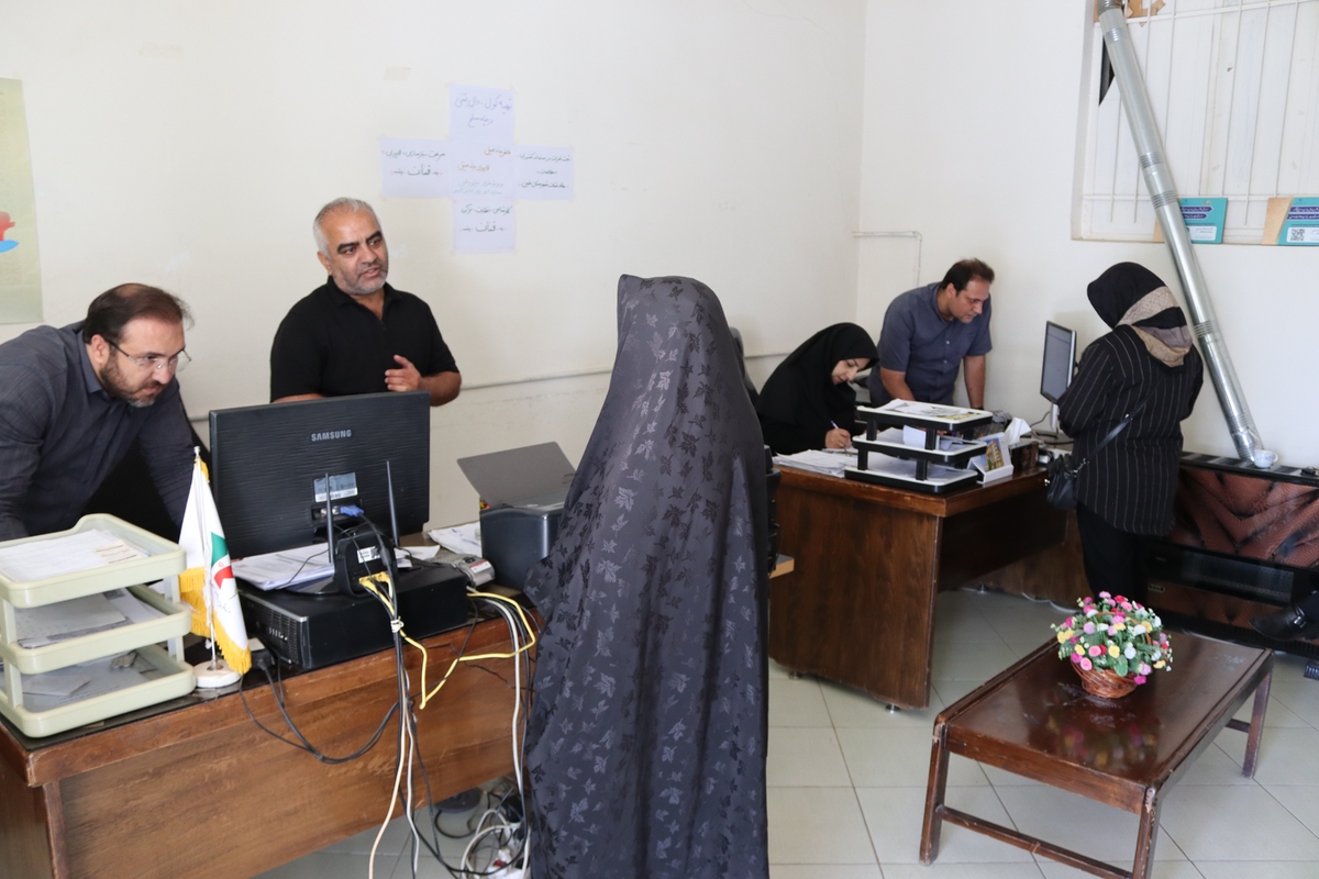 در ادامه حضور میدانی در شهرستان های استان مرکزی از سه دفتر کارگزاری مستقر در شهرستان خمین بازدید به عمل آمد.
