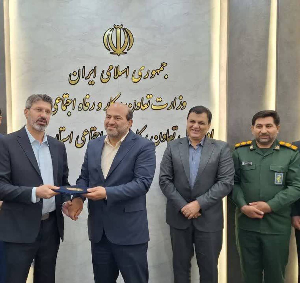 با حضور مهرزاد اکبرپور معاون امور بیمه ای و هماهنگی امور استان های صندوق، مراسم تکریم حسن کمالی و معارفه مجتبی کریمی سرپرست جدید صندوق استان فارس برگزار شد.