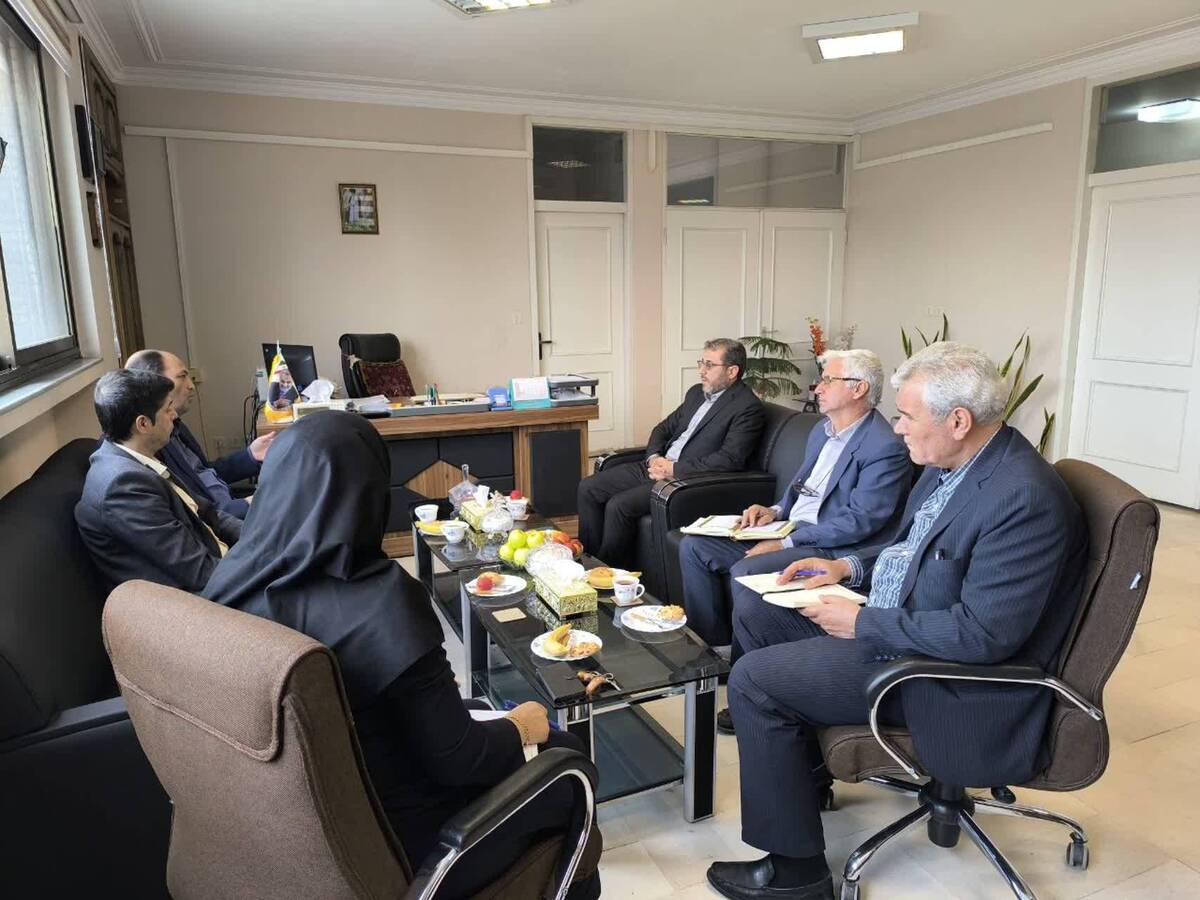 در این نشست مدیرکل صندوق با مدیرکل و مدیران تعاونی روستایی و كشاورزی آذربایجان شرقی به بررسی مسائل و مشكلات و موانع پیش روی شبكه تعاونیهای روستایی این استان پرداخت.