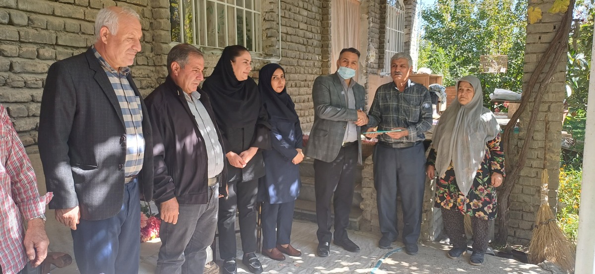 همزمان با روز ملی روستا و عشایر، یوسف رحیمی، سرپرست اداره کل آذربایجان غربی با یکی از مستمری‌بگیران صندوق در منزل شخصی وی دیدار کرد و حکم مستمری بازنشستگی وی را اعطا نمود.