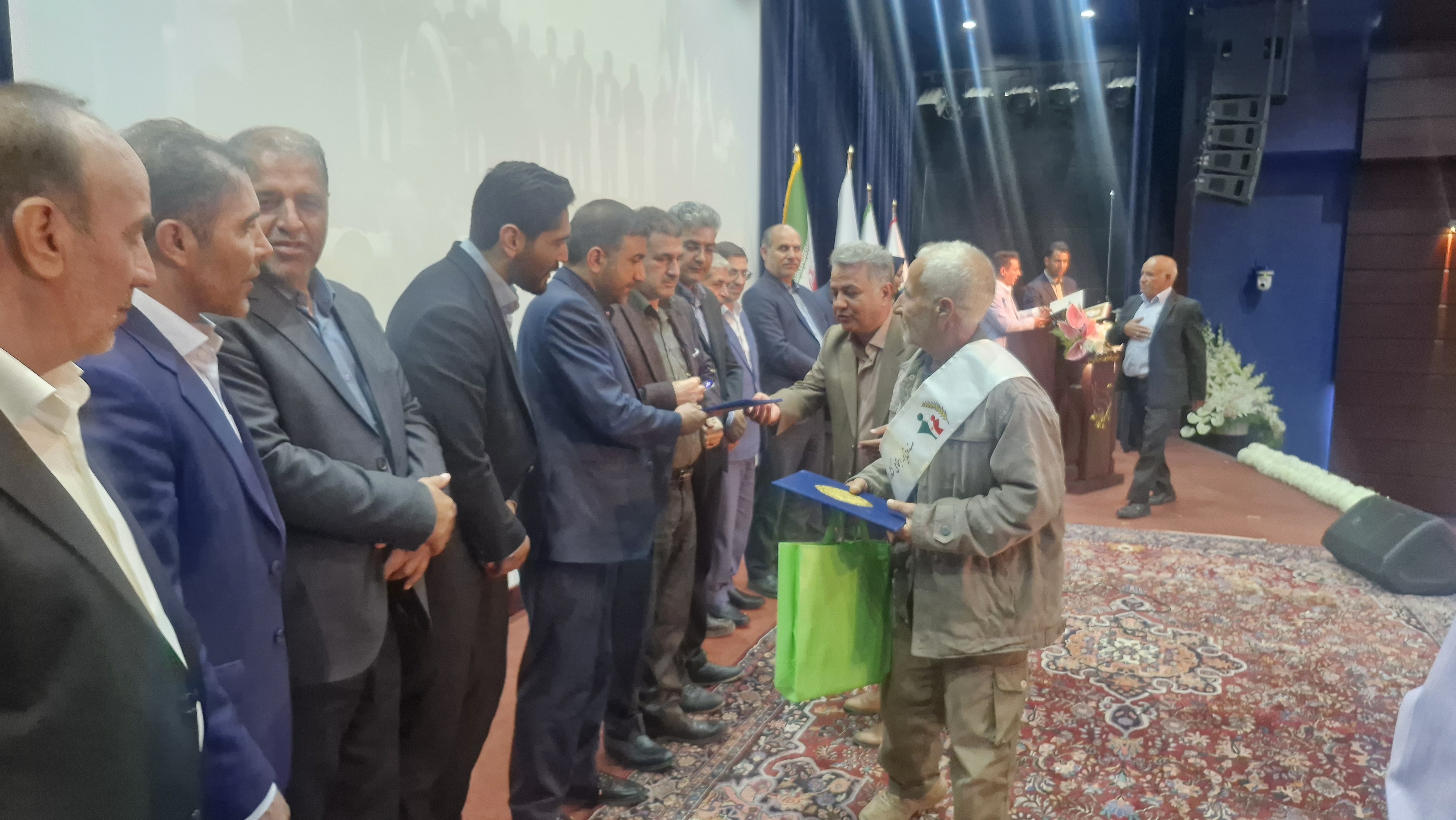 اهدای احکام مستمری بازنشستگی و ازکارافتادگی به بیمهشدگان صندوق اهدای احکام مستمری بازنشستگی و ازکارافتادگی به بیمهشدگان صندوق