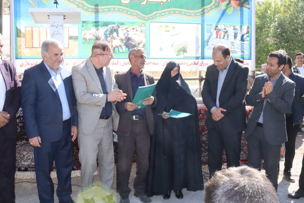 در حاشیه جشنواره پنیر و رشته سنتی روستای انباردان از توابع شهرستان بستان آباد زوج بازنشسته عشایری آذربایجان شرقی، احکام بازنشستگی خود را دریافت کردند