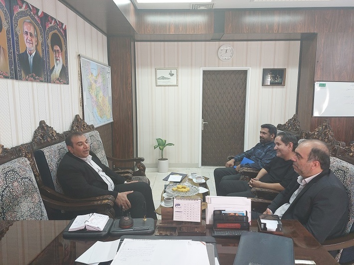 درنشست مدیر صندوق استان با فرماندار شهرستان بم بر گسترش چتر بیمه اجتماعی در راستای تحقق عدالت اجتماعی تأکید شد.