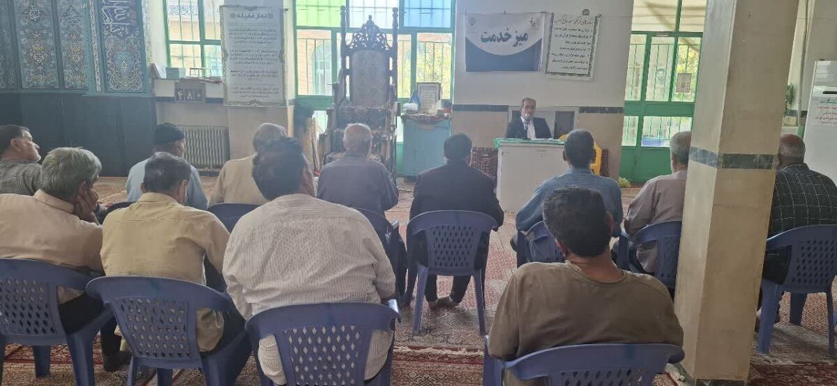 سجاد پرسته مدیر صندوق استان در کرمانشاه به مناسبت روز روستا و عشایر در میز خدمت شهرستان کنگاور به تبیین و تشریح خدمات صندوق پرداخت و همچنین حکم مستمری بیمه شدگان اهدا گردید .