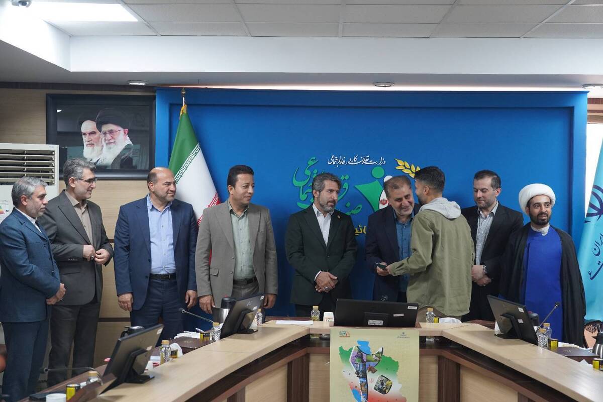 در مراسم گرامیداشت هفته دفاع مقدس و شورای فرهنگی صندوق، حامد قادرمرزی مدیرعامل صندوق از اقدامات و فعالیت های محمد چکشیان معاون فرهنگی و اجتماعی وزارت متبوع تقدیر کرد.