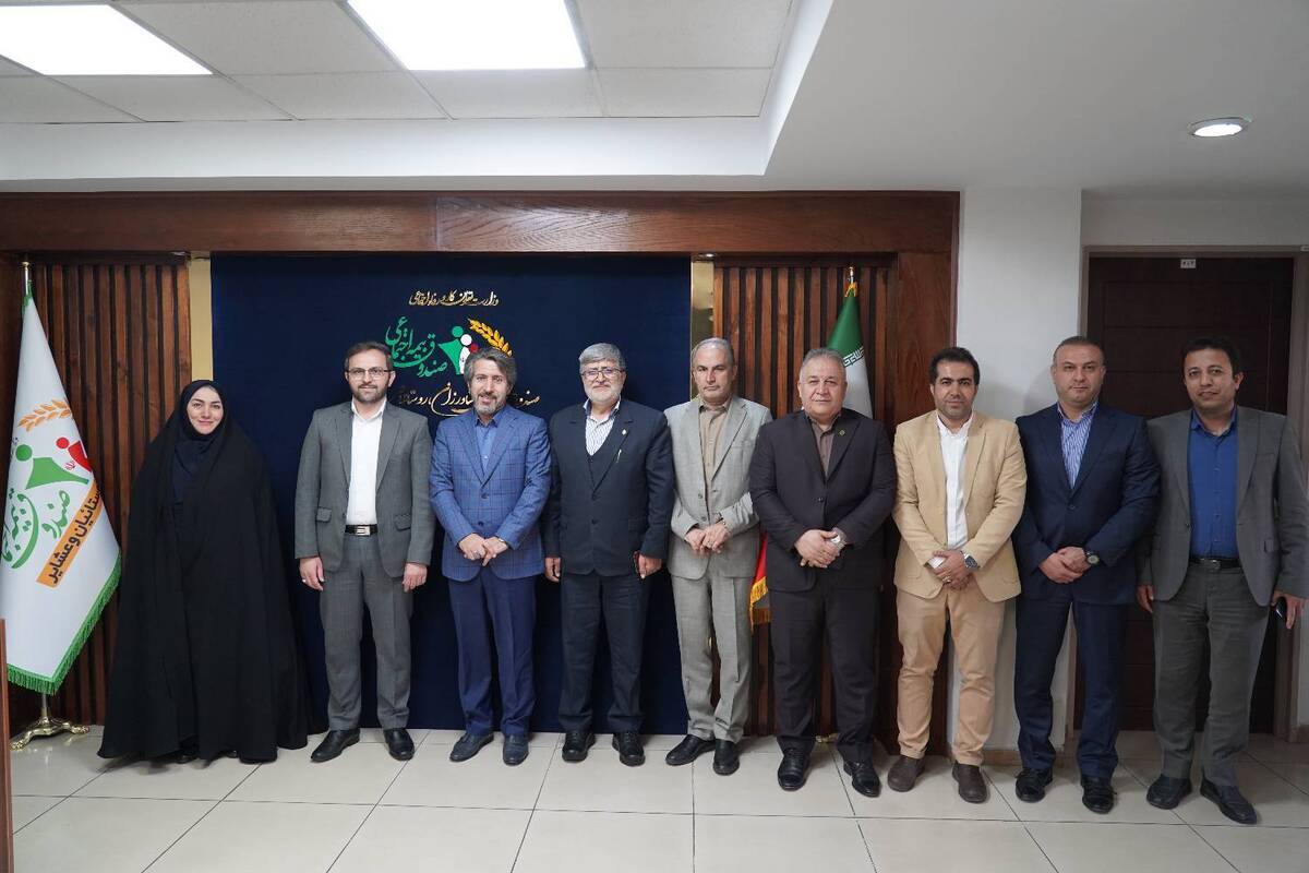 در راستای توسعه همکاری‌های بین‌سازمانی و ارتقای سطح رفاه جامعه شریف کشاورزان، روستائیان و عشایر، وهب متقی‌نیا مدیرعامل بانک کشاورزی به همراه جمعی از معاونان این بانک با حامد قادرمرزی مدیرعامل صندوق دیدار و گفت‌وگو کردند.