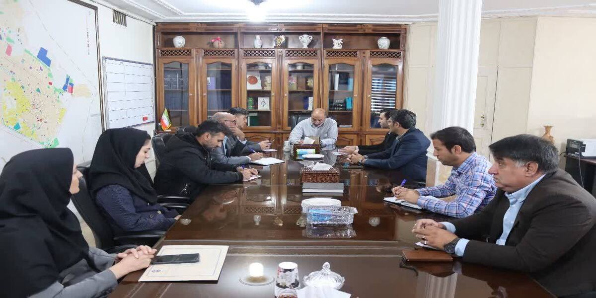 سرپرست صندوق استان در نشست با فرماندار شهرستان ملایر خدمات و مزایا صندوق را تببین کرد.