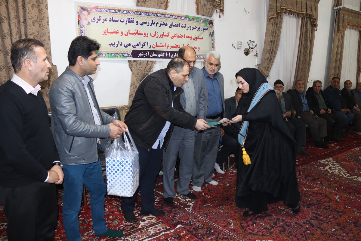 مدیرکل صندوق آذربایجان‌شرقی به همراه کارشناسان ستادی معاونت بیمه ای از کارگزار برتر و نمونه در مراسم میز خدمت روستای سیلاب از توابع شهرستان آذرشهر تجلیل و قدردانی کردند.