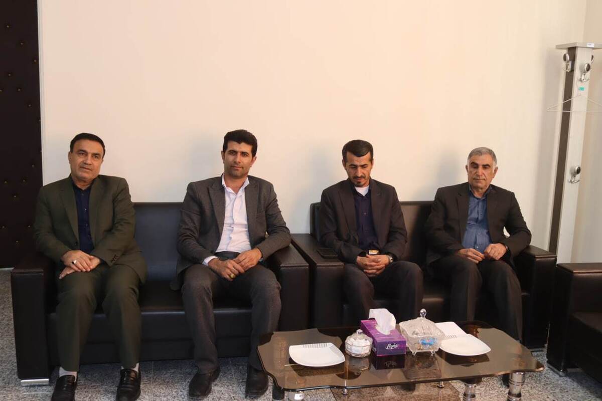 نشست مشترک مدیر صندوق استان با مدیرکل کمیته امداد امام خمینی(ره) با هدف تقویت حمایت از بازنشستگان روستایی کم‌درآمد و ارتقای عدالت اجتماعی برگزار شد.