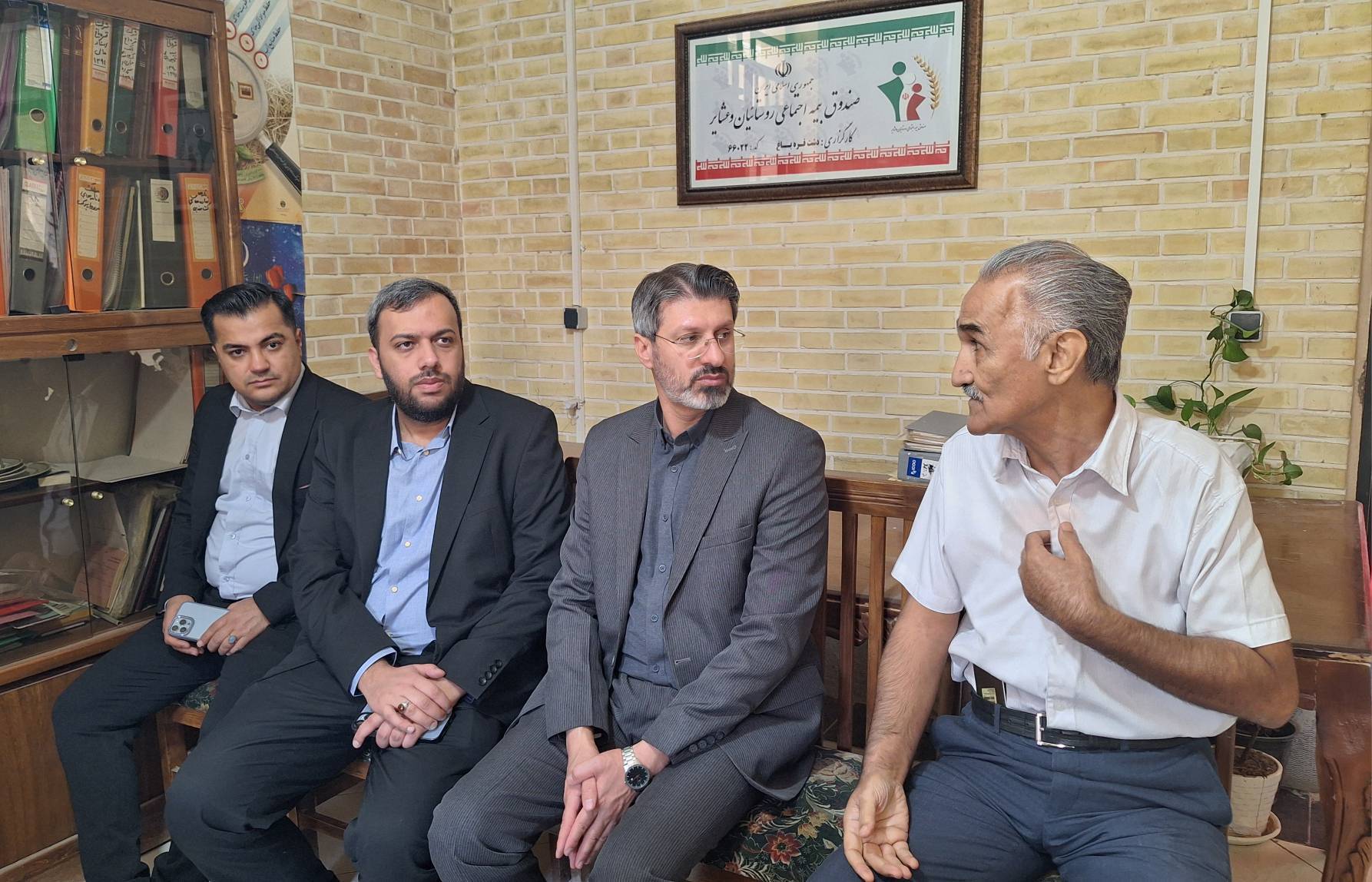 بازدید مشاور مدیرعامل و رئیس نظارت، بازرسی و سلامت اداری صندوق از دفاتر کارگزاری و اداره کل استان فارس