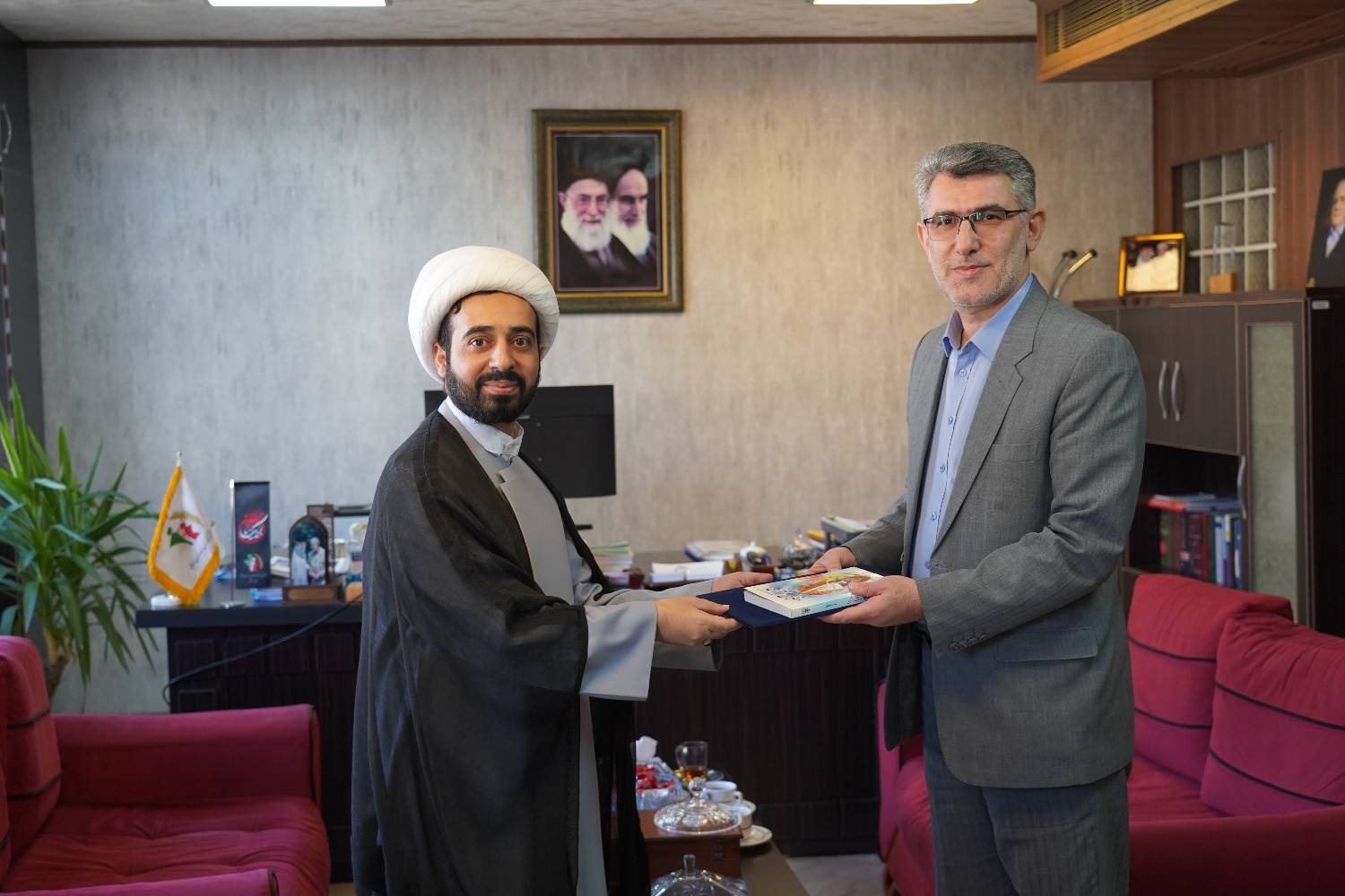 تجلیل معاون فرهنگی و اجتماعی وزارت تعاون از مدیران صندوق بیمه اجتماعی تجلیل معاون فرهنگی و اجتماعی وزارت تعاون از مدیران صندوق بیمه اجتماعی