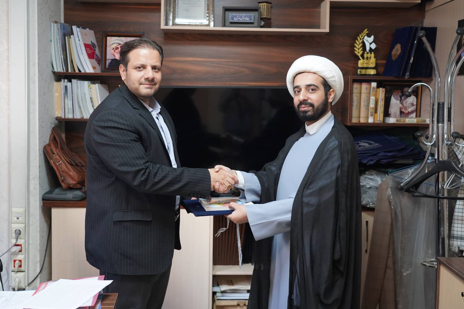 تجلیل معاون فرهنگی و اجتماعی وزارت تعاون از مدیران صندوق بیمه اجتماعی تجلیل معاون فرهنگی و اجتماعی وزارت تعاون از مدیران صندوق بیمه اجتماعی