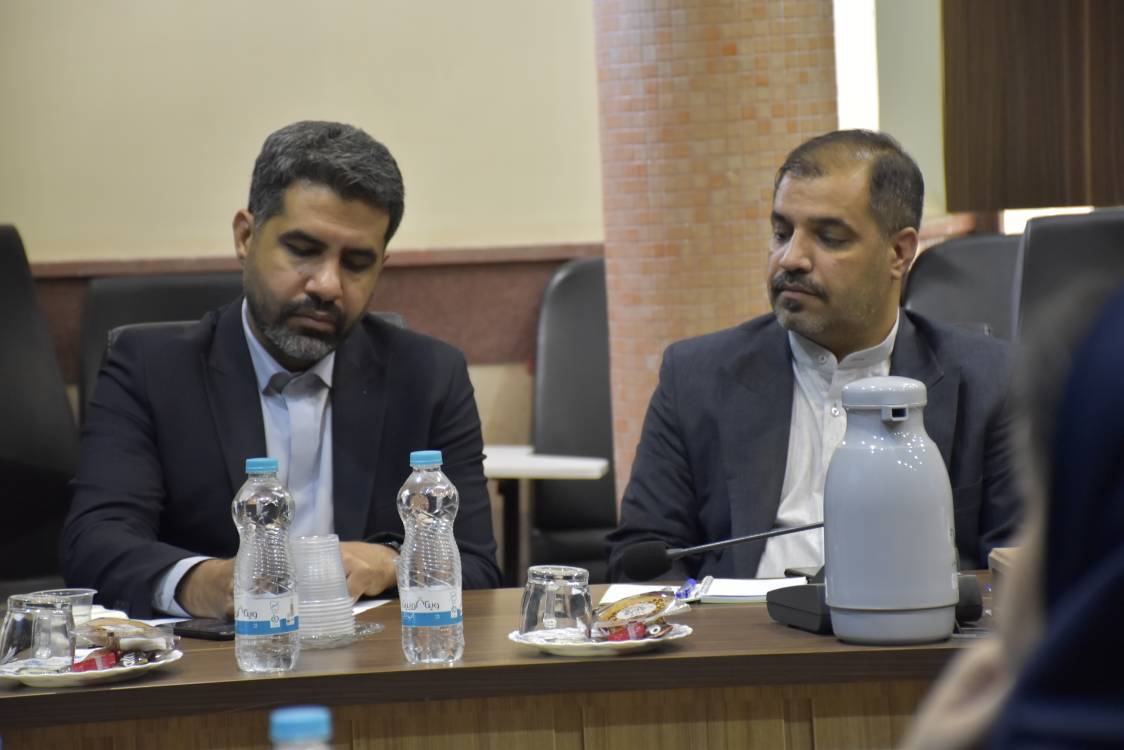 نشست مدیران ستادی صندوق با کارکنان و کارگزاران صندوق استان یزد؛ تأکید بر پوشش کامل بیمه‌ای، حضور میدانی و توسعه خدمات غیرحضوری