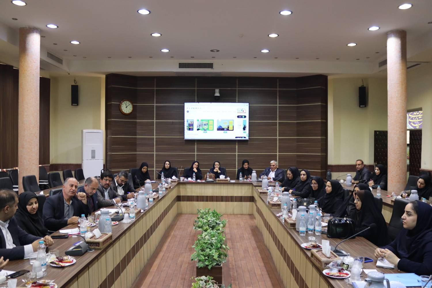 نشست مدیران ستادی صندوق با کارکنان و کارگزاران صندوق استان یزد؛ تأکید بر پوشش کامل بیمه‌ای، حضور میدانی و توسعه خدمات غیرحضوری