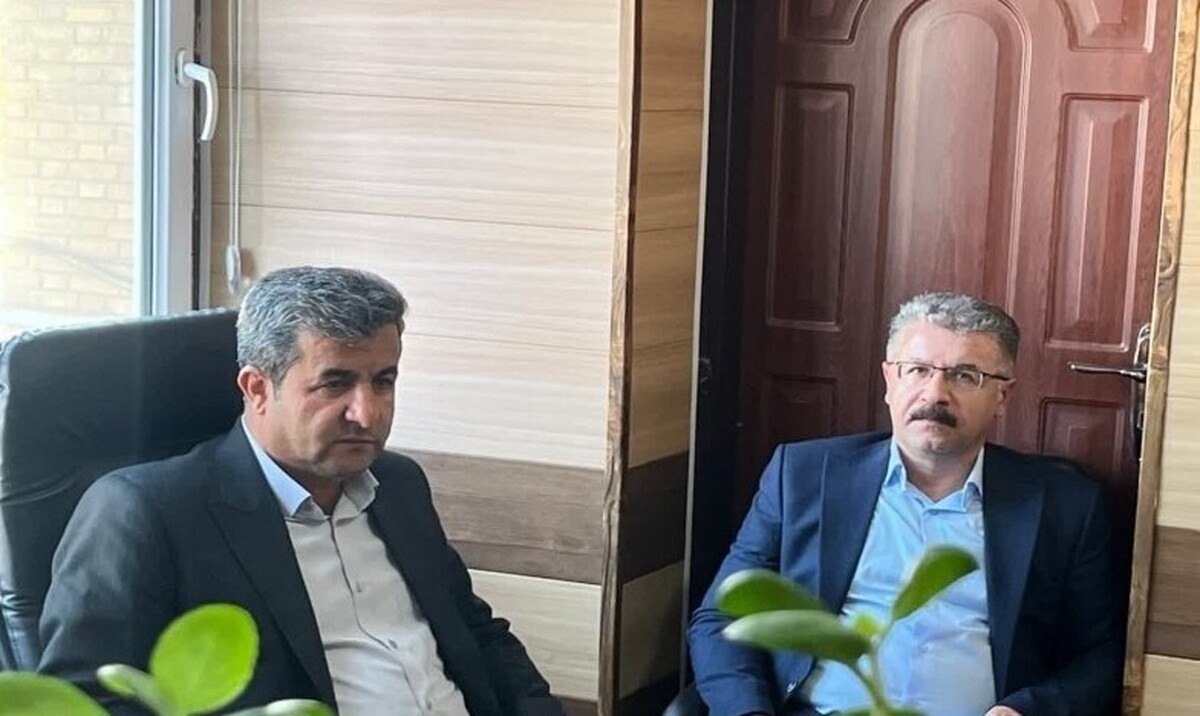 فرماندار دیواندره با تاکید بر ضرورت افزایش ضریب نفوذ بیمه اجتماعی در این شهرستان، گفت: دهیاران و شوراهای روستایی نقش مهمی در معرفی و تبیین خدمات این صندوق برای اقشار کم‌درآمد دارند و باید در این زمینه فعال‌تر عمل کنند.