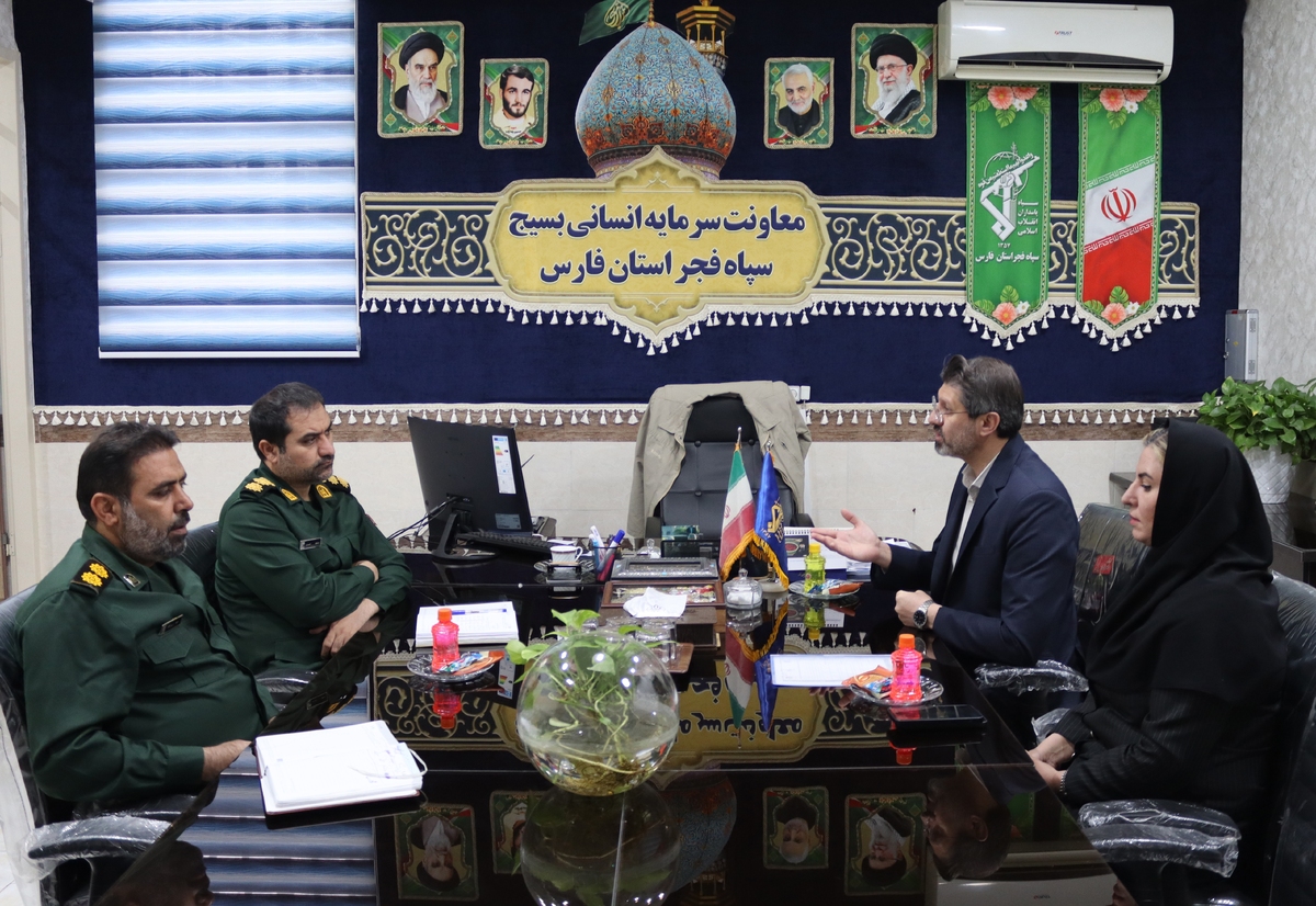 در راستای توسعه پوشش بیمه‌ای و حمایت از اقشار بسیجیان، نشست مشترکی میان کریمی، سرپرست اداره کل استان فارس و سرهنگ مسعود احمدی، معاون سرمایه انسانی سپاه فجر فارس برگزار شد.