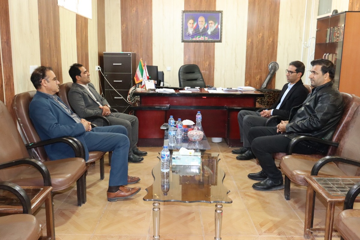 در دیدار فیروز اسدی مدیر صندوق استان لرستان با محمدعلی سوری بخشدار کوهنانی، موضوعات مربوط به همکاری در زمینه پوشش بیمه‌ای دهیاران وعشایر مورد بحث و بررسی قرار گرفت.