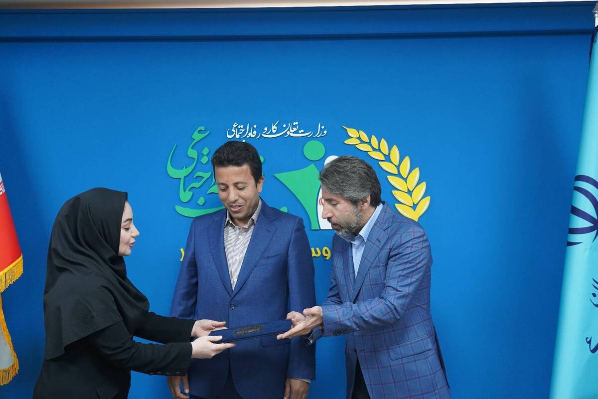 در جلسه شورای معاونین و مدیران صندوق و با حضور دکتر حامد قادرمرزی مدیرعامل صندوق، معاونین، مشاورین و جمعی از مدیران کل ستادی، مراسم معارفه معصومه خرم به‌عنوان مشاور بانوان و امور خانواده صندوق برگزار شد.